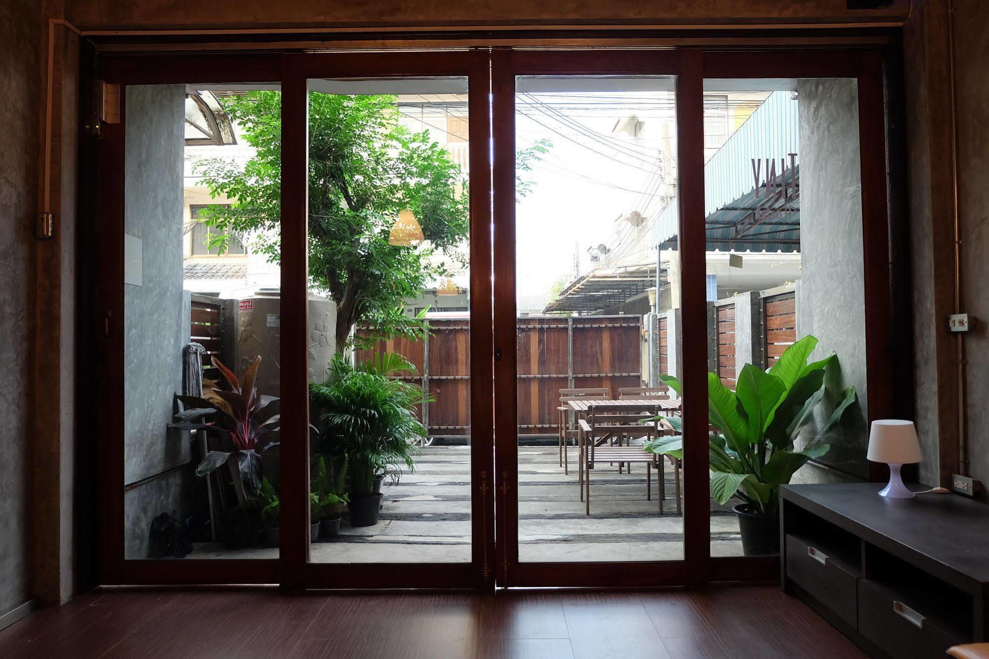 Tiny Hostel Bangkok Exterior foto