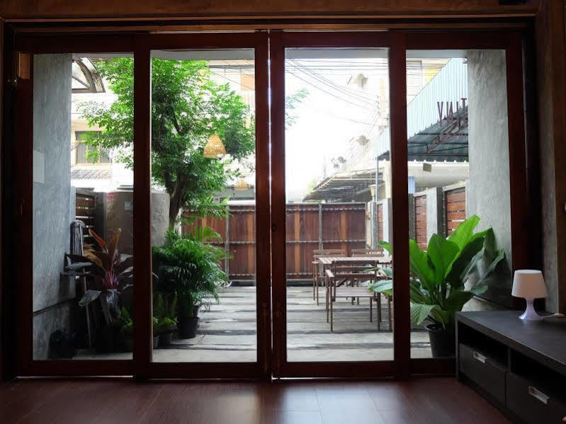 Tiny Hostel Bangkok Exterior foto